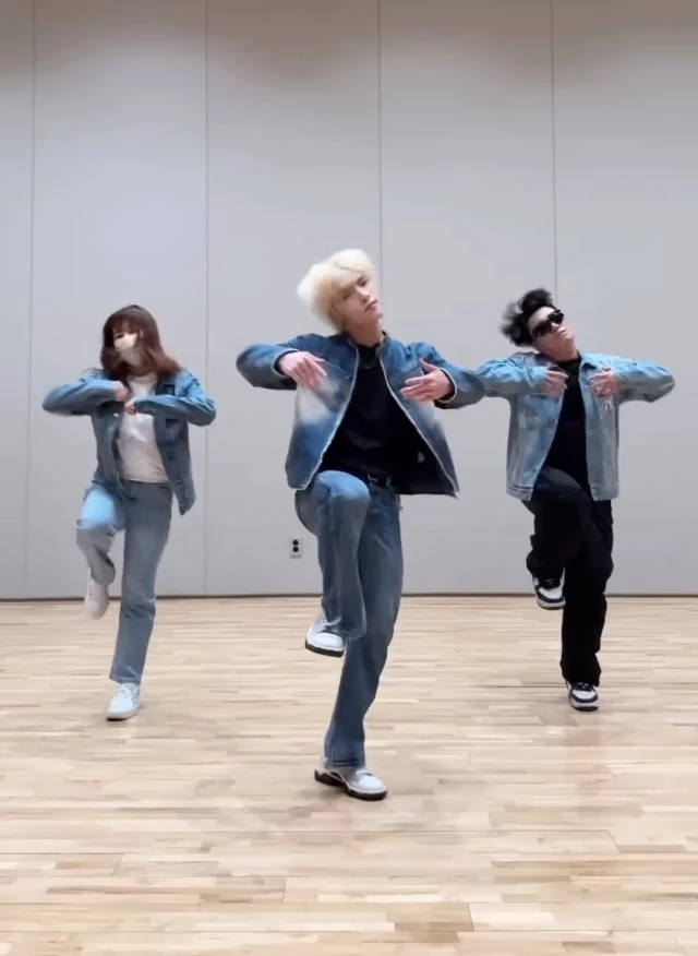 seventeen-dino-with-his-parents