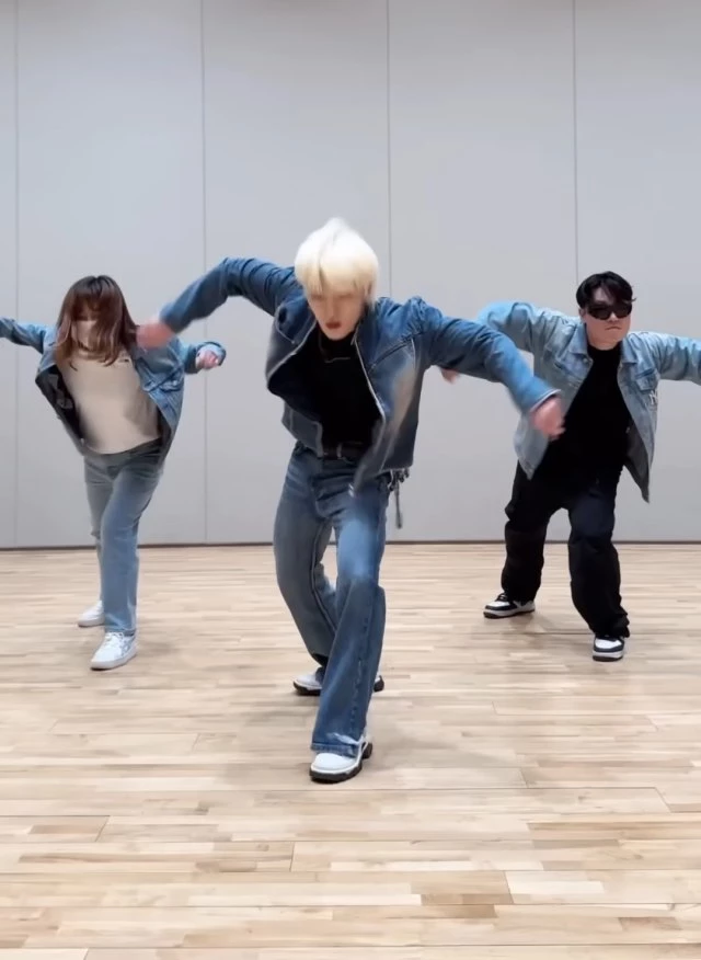 seventeen-dino-with-his-parents