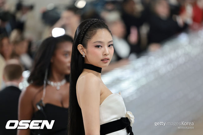 Wearing a vintage look from Chanel's Fall/Winter 1990 collection, which was designed by the legendary Karl Lagerfeld, Jennie looks like a princess