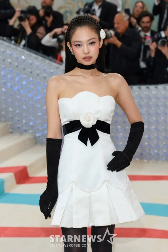 Each time she appears at international events, Jennie wears different makeup styles, making it hard to predict her next appearance. At the 2023 Met Gala, however, the female idol opts for a subtle layout that still accentuates her sharp features.