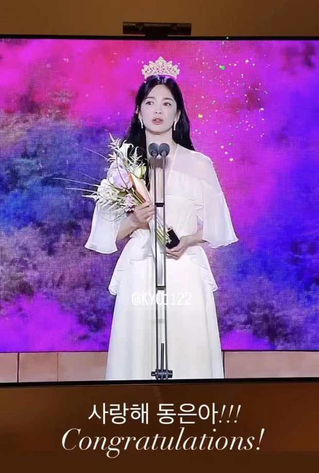 Kim Hee Seo, Song Hye Kyo's co-star in "Now We Are Breaking Up," added a crown to her photo and sent a message: "I love you, Dong Eun! Congratulations!"