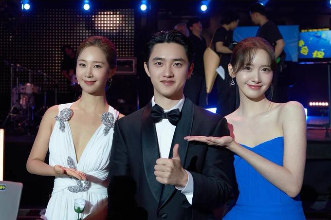 Yoona took photos with other stars at the event 