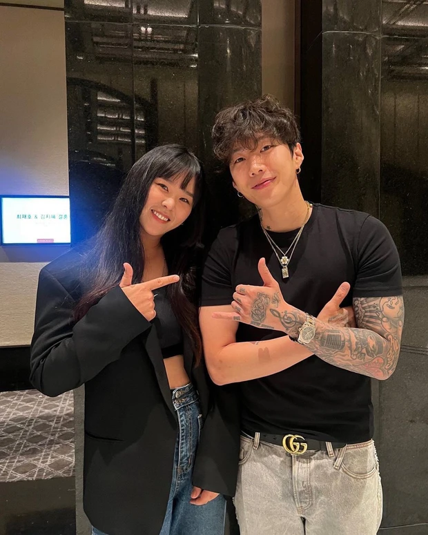 Jay Park showcases his handsome looks. He also took commemorative photos with other guests.