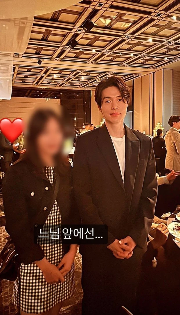 Despite the casual attire, Lee Dong Wook still left a strong impression with his distinctive facial features.