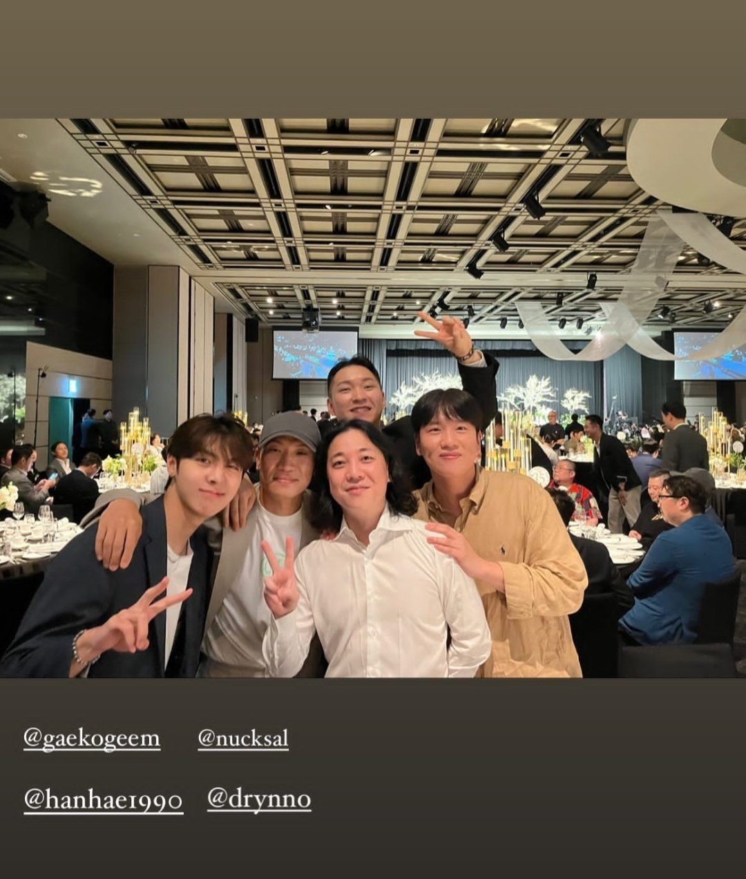 Rapper Gaeko performed at the wedding. He has a close relationship like brothers with the groom.