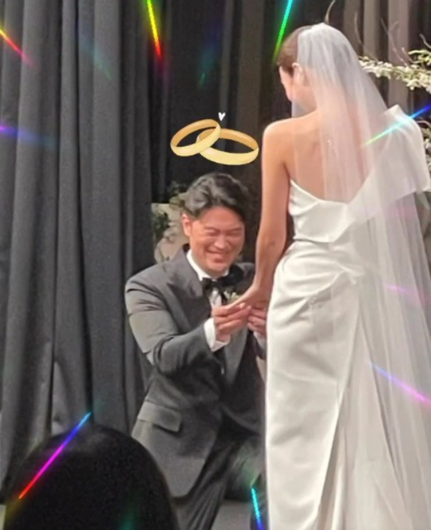 The photo of Choiza proposing to his wife is currently going viral