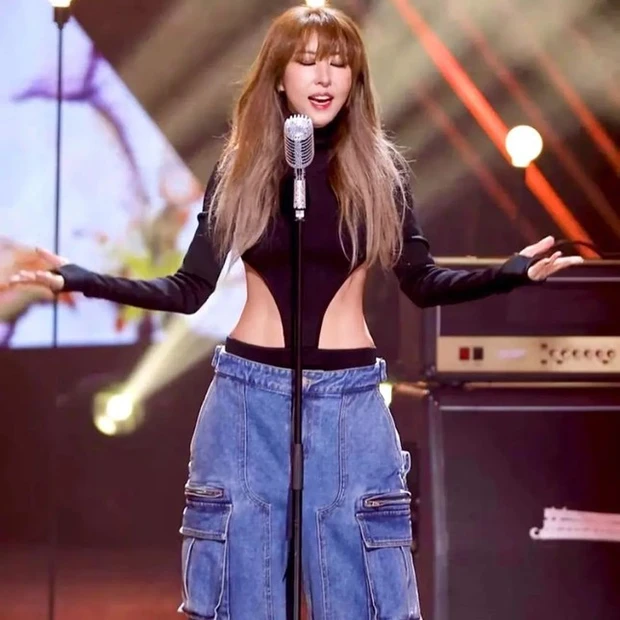Kim Wan Sun was banned from TV broadcasts for 6 months due to her “overly provocative” performance.