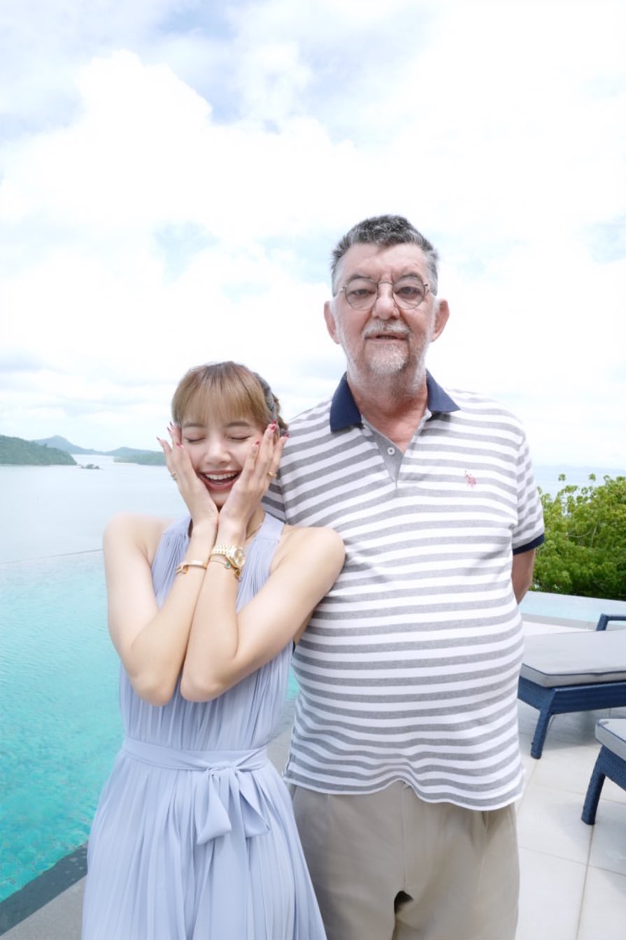 lisa blackpink with dad
