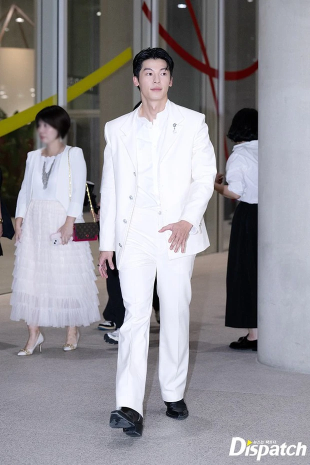 Greg Hsu also left fans in awe with his handsome and elegant appearance, akin to prince charming. The Taiwanese heartthrob donned a white suit that accentuated his tall stature and oozing charisma.