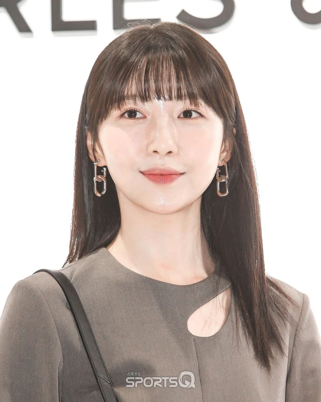 Actress Joo Hyun Young, on the other hand, opted for a safer look. The cut-out details on her outfit weren't enough to make a bold statement.