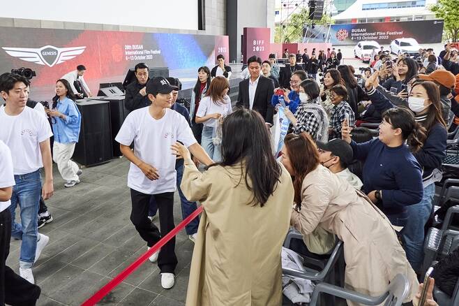 Song Joong-ki Danced To “HYPE BOY” As Fan Service At BIFF 2023