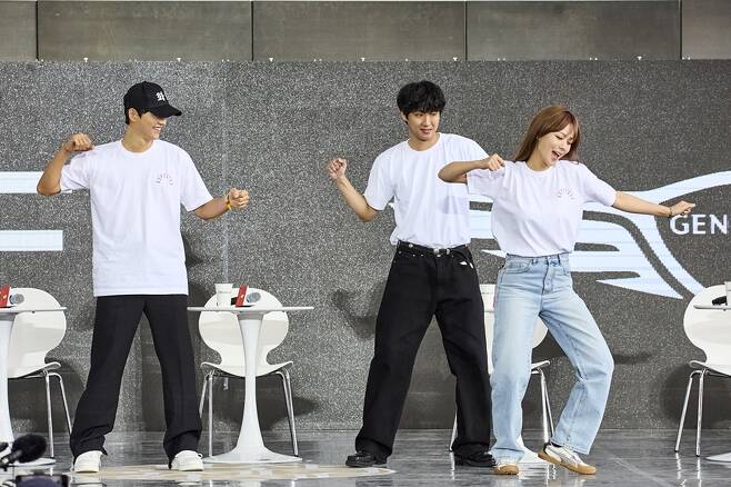 Song Joong-ki Danced To “HYPE BOY” As Fan Service At BIFF 2023