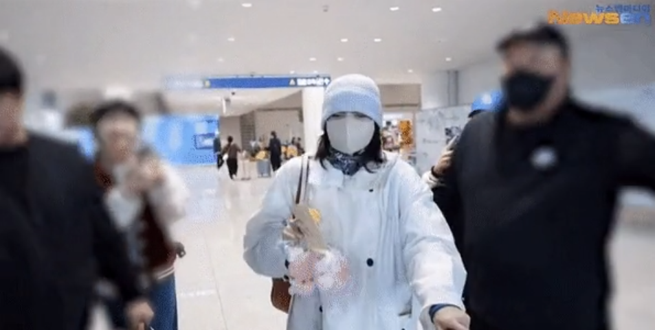 lisa blackpink airport