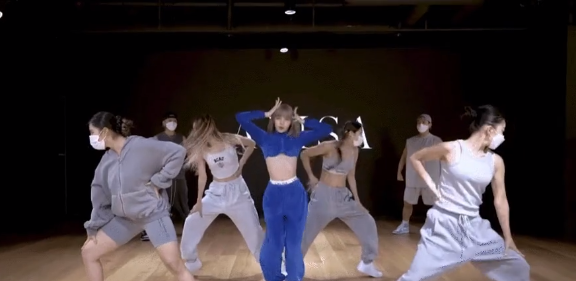 lisa blackpink-dance practice