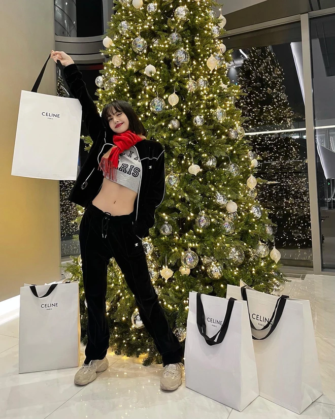 lisa blackpink xmas
