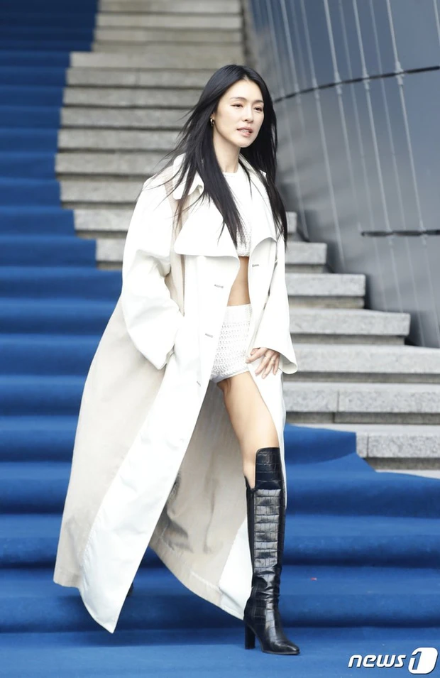 Kahi wore a very sexy white outfit, turning the entrance to the show into her own catwalk