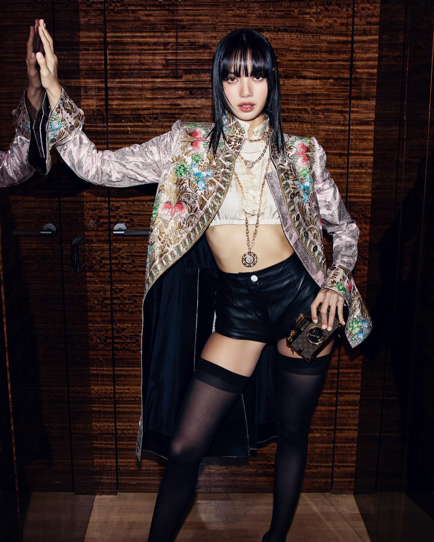 lisa blackpink-luis vuitton