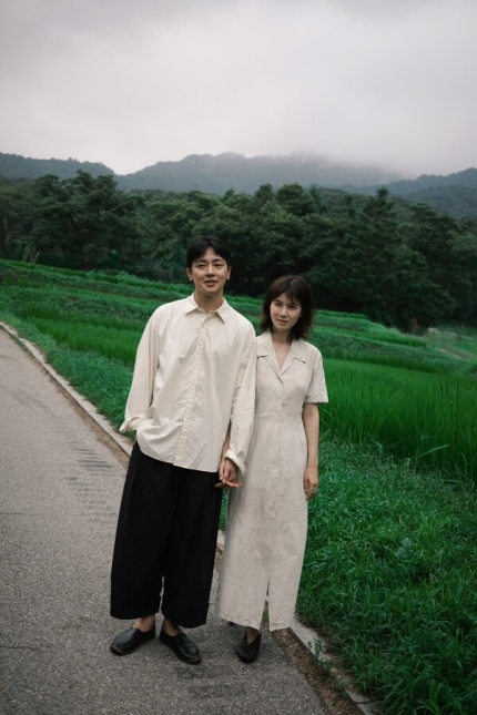 Gong Min Jeong and Jang Jae Ho had known each other for a long time and were getting to know each other better. However, it was only during the filming of "Marry My Husband" that their relationship transitioned from colleagues to romantic partners, and they quickly moved towards marriage.