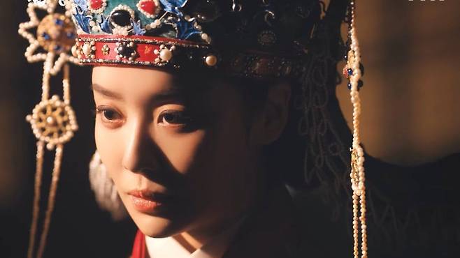 The Queen Who Crowns thumbnail