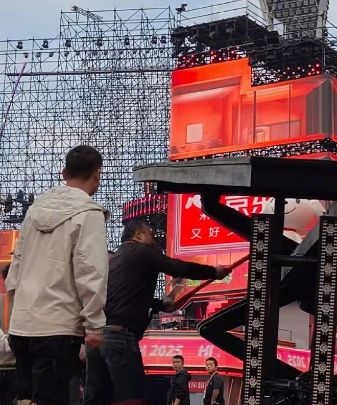 The stage lift malfunctioned just before the event and was only temporarily repaired