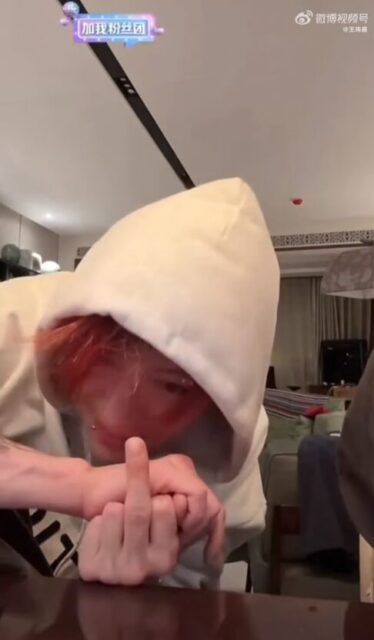 Luhan EXO Middle Finger 7125