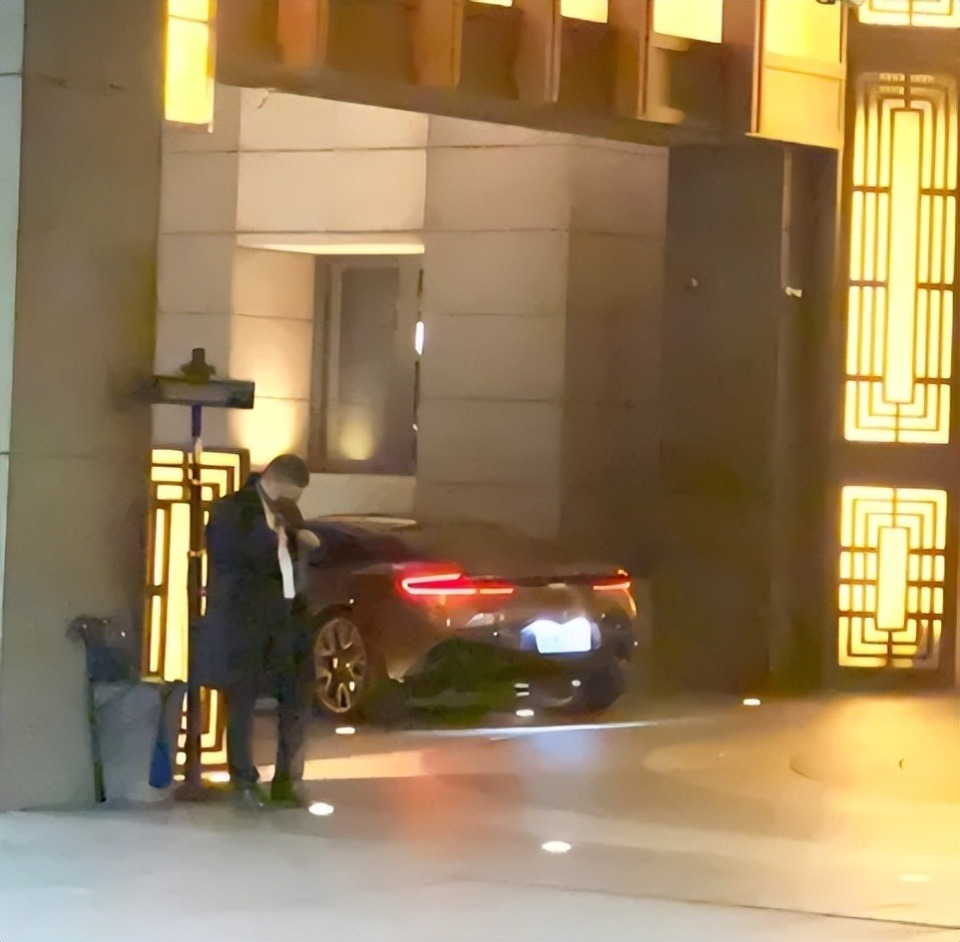 Wang Xiaofei drove a luxury sports car worth 16.8 million TWD (over 511,000 USD) to Barbie Hsu villa