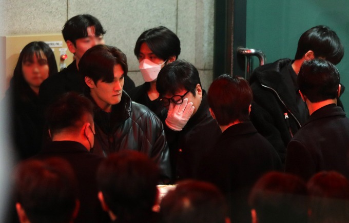 Then, in the moment of eternal farewell, the late actress' family, friends, and colleagues couldn’t hold back their tears and broke down crying. Kim Sae-ron’s mother was said to be unable to walk steadily and had to be supported by another during her daughter's farewell ceremony.