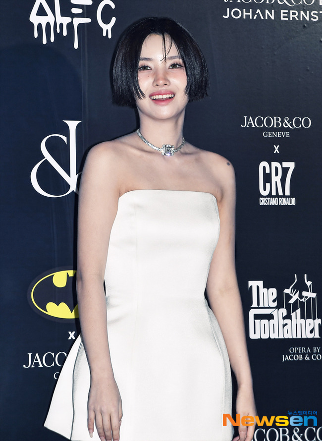 Gidle Jeon Soyeon Striking Shoulder Tattoo 2