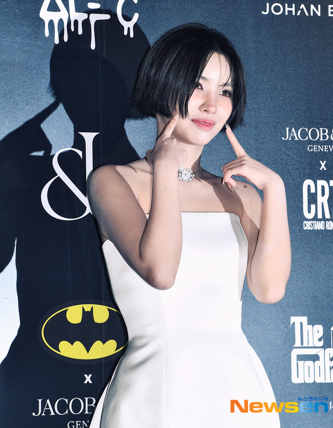 Gidle Jeon Soyeon Striking Shoulder Tattoo 2