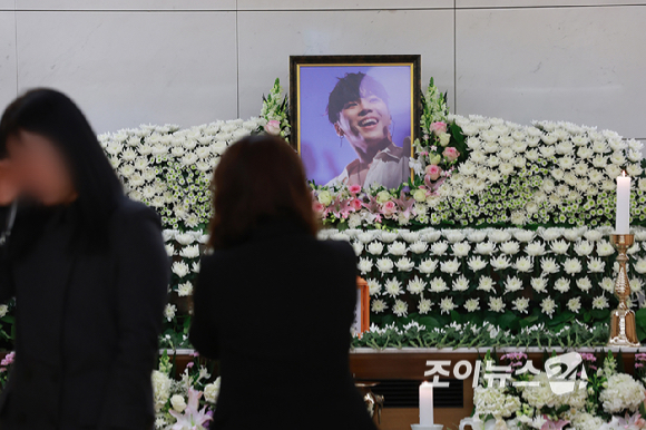 Colleagues and Fans Visit the Late Wheesung Funeral