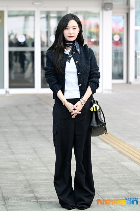 Kim Ji-won- airport
