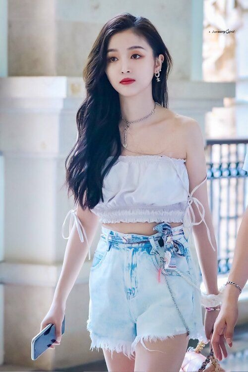 “Fairy Goddess” Wu Xuanyi Carried Off Stage Unconscious-1