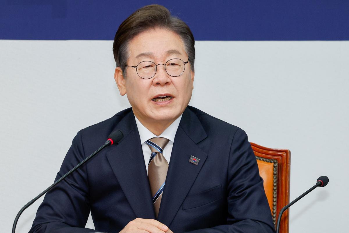 Presidential Candidate Lee Jae-myung Vows to Crack Down on Illegal Webtoon Sites Abroad