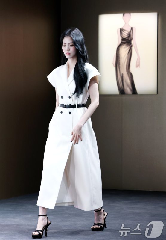 Jisoo Han So Hee A Visual Showdown at Dior Exhibition 7