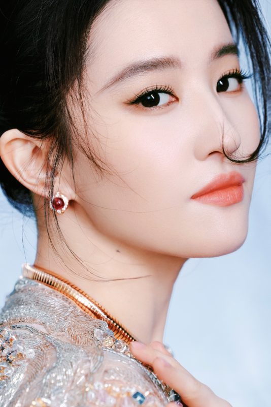 Liu Yifei Under Fire for Unprofessional Conduct During Live Award Speech