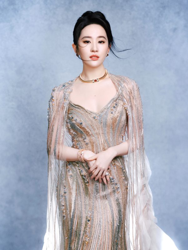 Liu Yifei Under Fire for Unprofessional Conduct During Live Award Speech 1