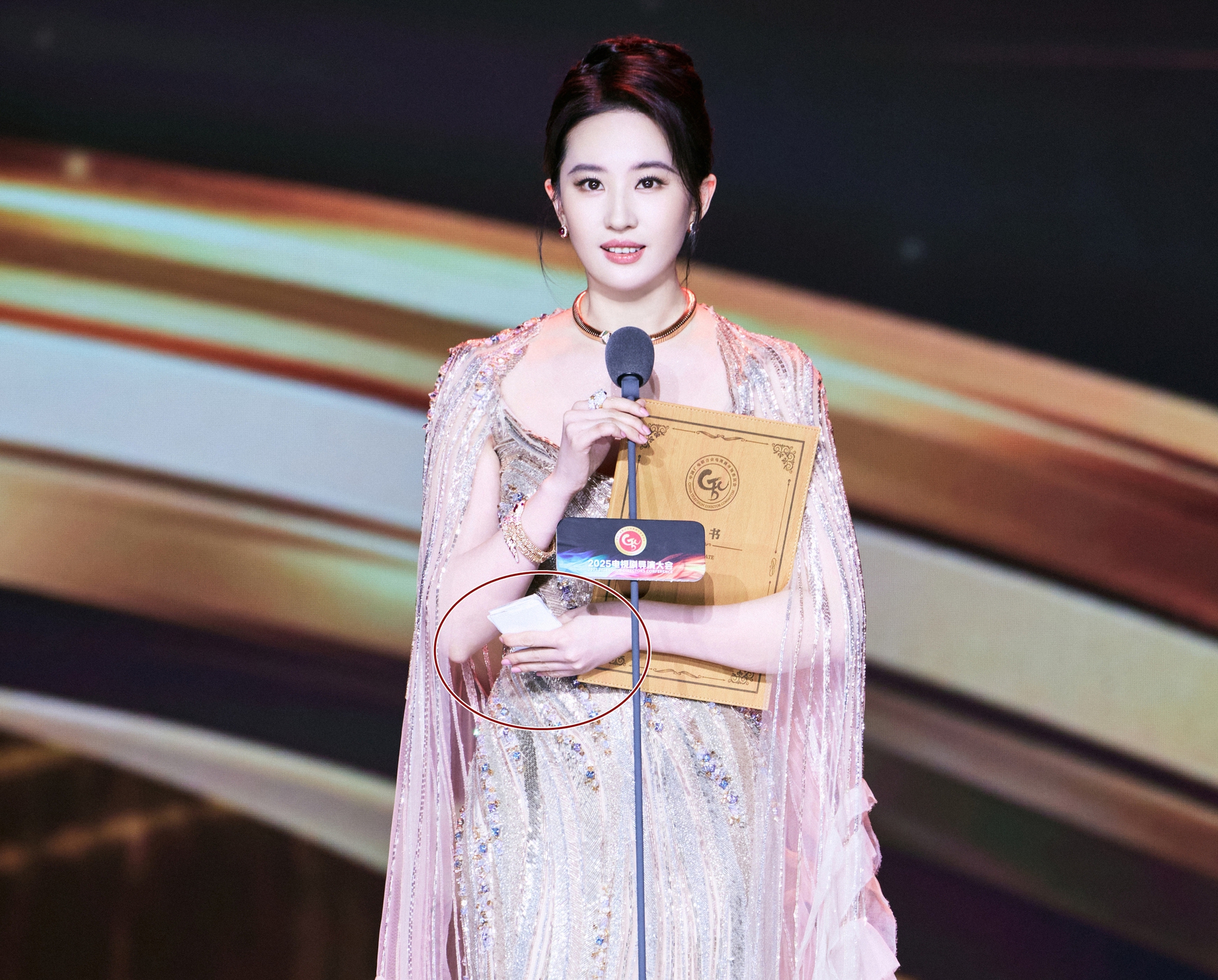 Liu Yifei Under Fire for Unprofessional Conduct During Live Award Speech 2