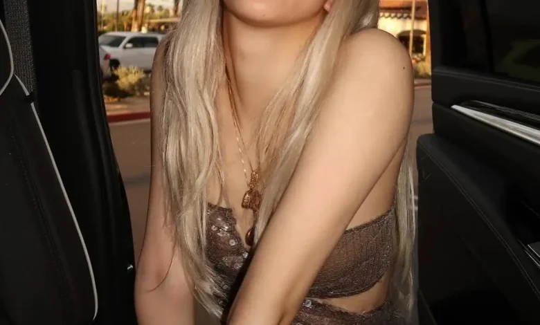 Rosé skinny brow trend
