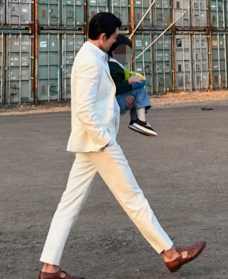 Kim Woo-bin dad imageman-carrying-child-white-suit-containers.