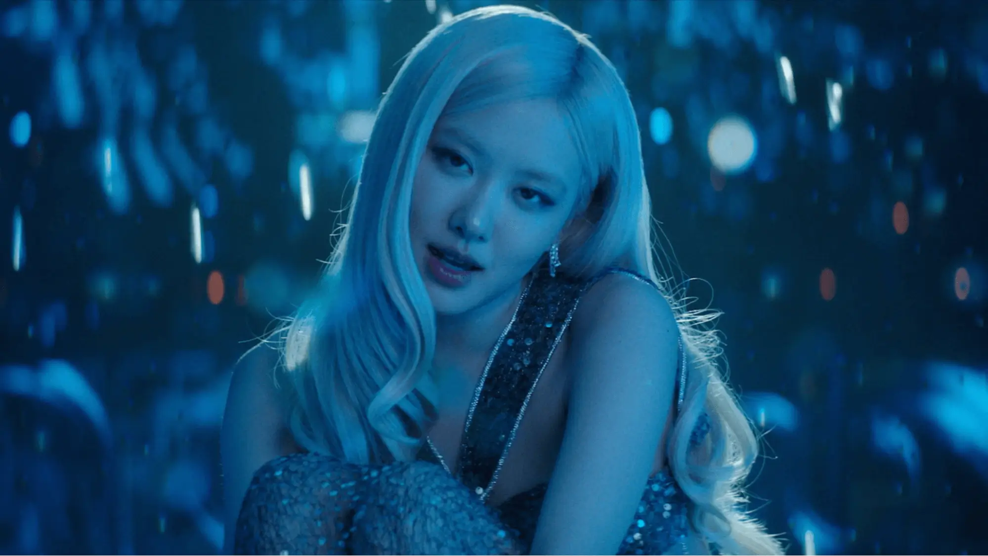 Rosé Brad Pitt Messy F1 controversyrosé-blondeHair-blueLighting-sequinDress-glamour.