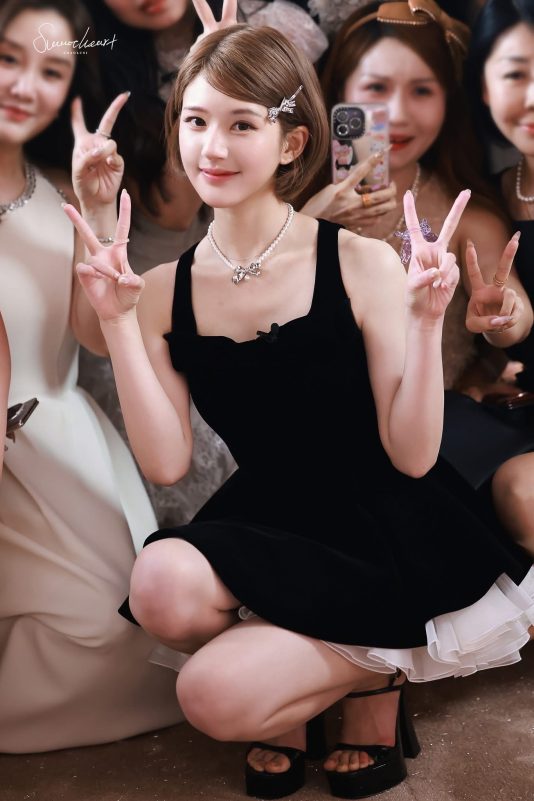Zhao Lusi Jorya event appearanceZhaoLusi-BlackDress-PeaceSign-PearlNecklace.