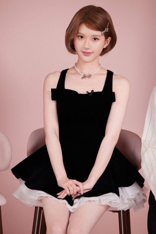 Zhao Lusi Jorya event appearanceportrait-dress-pearl-seated.