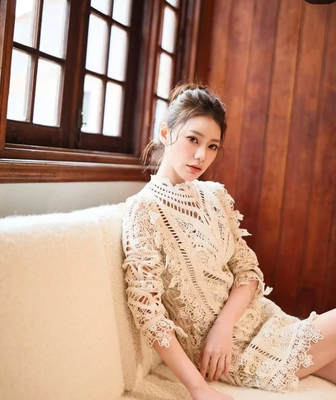 Mandy and Wang Xiaofei’s love storywoman-lace-dress-window.
