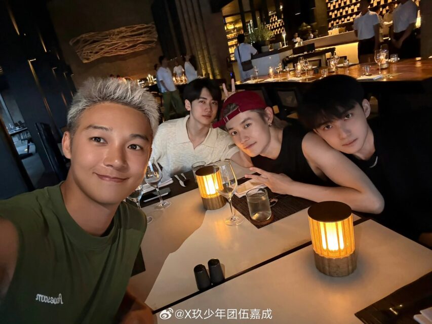 idol marries sasaeng fanRestaurant-Selfie-Friends-Table.