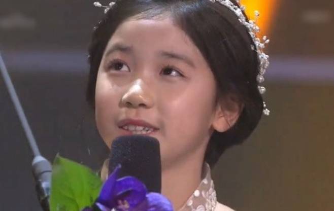 lee re actress educationgirl-microphone-tiara-performance.