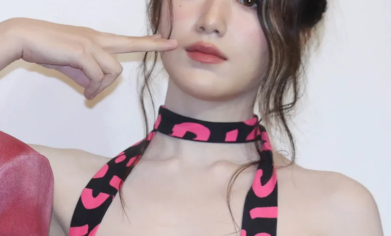 i-dle shuhua radio commentportrait-Korean-choker-fingerpoint.