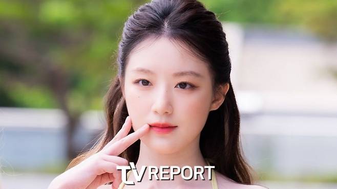 i-dle shuhua radio commentportrait-woman-outdoors-hair.