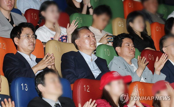 yoon suk-yeol film screening controversyaudience-clapping-theater-politicians.