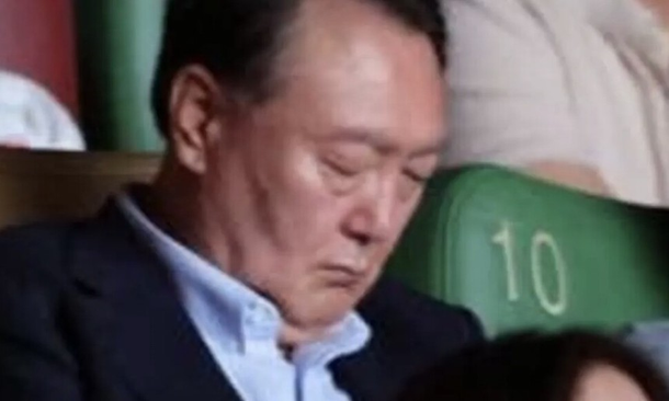 yoon suk-yeol film screening controversysleeping-man-suit-seat.