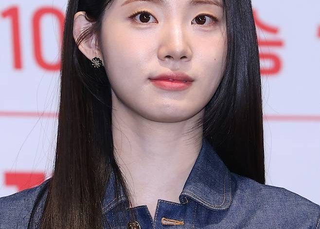 shin si-ah management soopwoman-portrait-denim-earring.